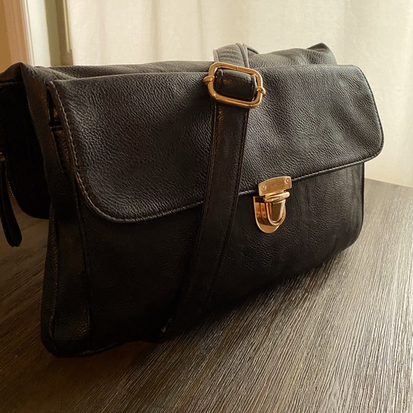 VERSATILE crossbody and purse🔥 - Picture 1 of 2